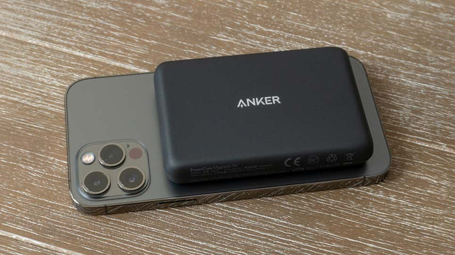 ein Foto des tragbaren kabellosen Ladegeräts Anker PowerCore Magnetic 5K